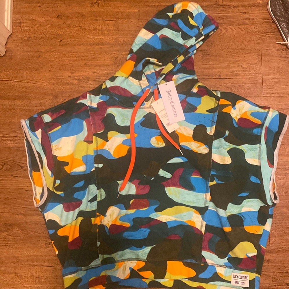 NWT**JUICY COUTURE Green Multicolor Abstract print Camo Crop Short Sleeve Hoodie